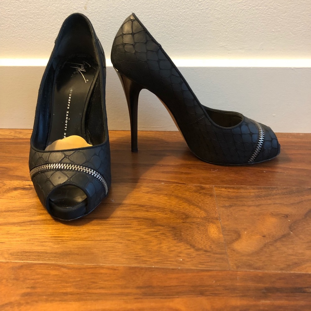Guisseppe Zanotti zipper pumps